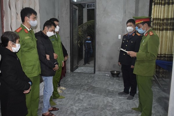 Quảng Bình: Khởi tố đối tượng 16 lần trộm cắp đồ thờ cúng bằng đồng ở nhà thờ họ - Anh 1