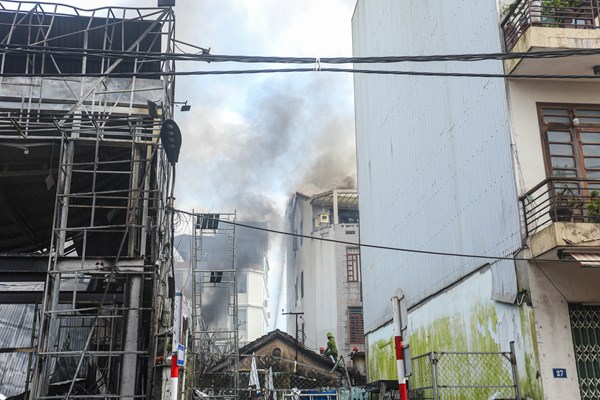 Cháy lớn thiêu rụi nhà hàng ở trung tâm Thành phố Huế - Anh 3