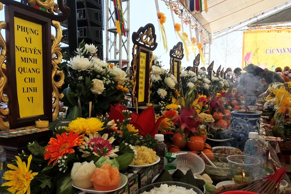 Người dân Hội An tham gia lễ tưởng niệm, cầu siêu các nạn nhân thiệt mạng trong vụ chìm ca nô ở Cửa Đại - Anh 3