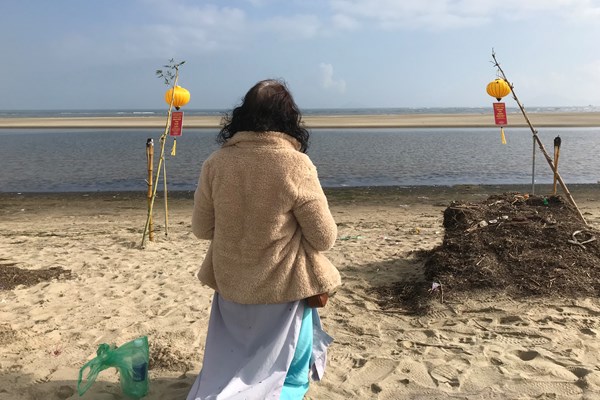 Người dân Hội An tham gia lễ tưởng niệm, cầu siêu các nạn nhân thiệt mạng trong vụ chìm ca nô ở Cửa Đại - Anh 5