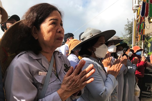 Người dân Hội An tham gia lễ tưởng niệm, cầu siêu các nạn nhân thiệt mạng trong vụ chìm ca nô ở Cửa Đại - Anh 1
