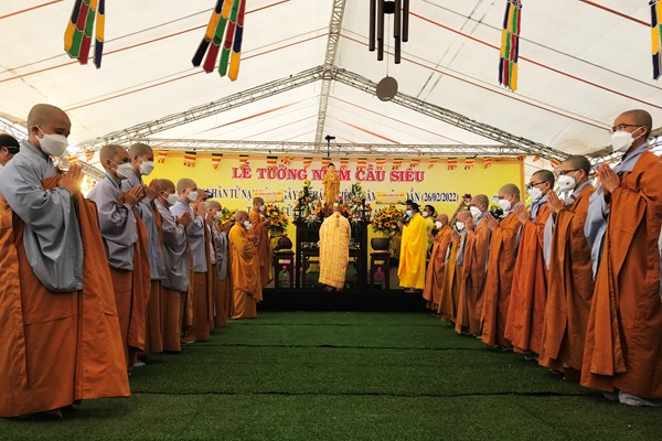 Người dân Hội An tham gia lễ tưởng niệm, cầu siêu các nạn nhân thiệt mạng trong vụ chìm ca nô ở Cửa Đại - Anh 4