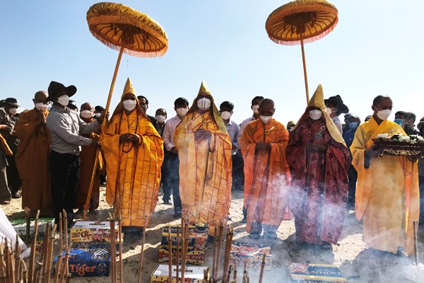 Người dân Hội An tham gia lễ tưởng niệm, cầu siêu các nạn nhân thiệt mạng trong vụ chìm ca nô ở Cửa Đại - Anh 2