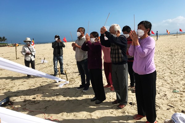 Người dân Hội An tham gia lễ tưởng niệm, cầu siêu các nạn nhân thiệt mạng trong vụ chìm ca nô ở Cửa Đại - Anh 6