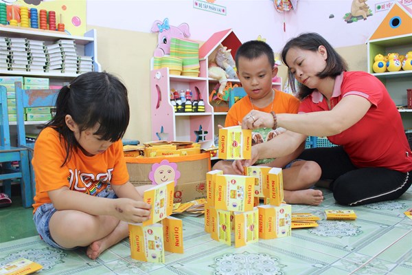 Thiếu giáo viên nhưng vẫn phải giảm biên chế: Nghịch lý nan giải - Anh 1