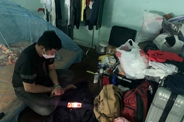 Bắt đối tượng chuyên trộm tài sản của người bị tai nạn giao thông - Anh 1