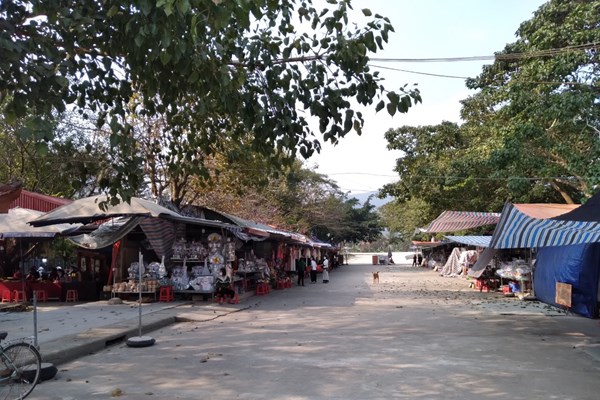 Thanh Hóa: Hàng quán bủa vây di tích đền Cô Bơ - Anh 1