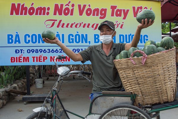 Người đảng viên với nhóm từ thiện xả thân hỗ trợ người dân (Bài 4): Đảng viên nêu gương thì thu phục được quần chúng - Anh 2