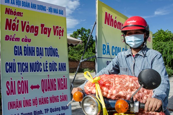 Người đảng viên với nhóm từ thiện xả thân hỗ trợ người dân (Bài 4): Đảng viên nêu gương thì thu phục được quần chúng - Anh 3