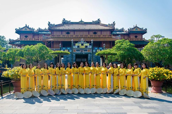 Miễn phí tham quan di sản Huế cho phụ nữ mặc áo dài truyền thống - Anh 1