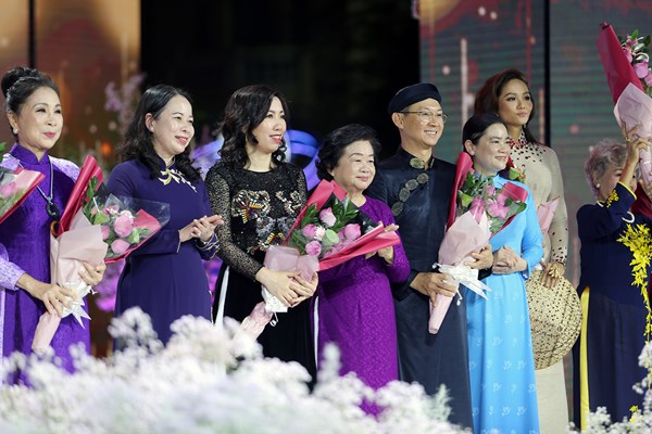 Quảng bá tiềm năng văn hóa và du lịch qua tà áo dài - Anh 1