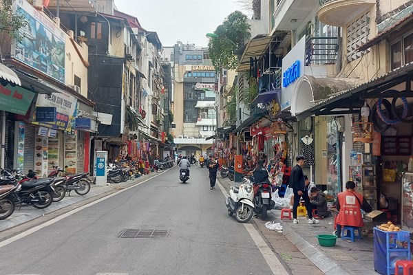 Phố cổ Hà Nội “ngóng” du khách - Anh 1