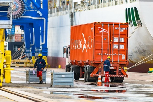 Xung đột Ukraine khiến GDP thế giới giảm mạnh, giá cước dịch vụ tăng cao - Anh 1
