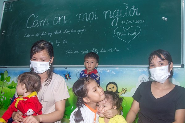 Người đảng viên với nhóm từ thiện xả thân hỗ trợ người dân (Bài cuối): Hỗ trợ người dân khó khăn trên đường về quê - Anh 2