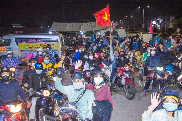 Người đảng viên với nhóm từ thiện xả thân hỗ trợ người dân (Bài cuối): Hỗ trợ người dân khó khăn trên đường về quê - Anh 1