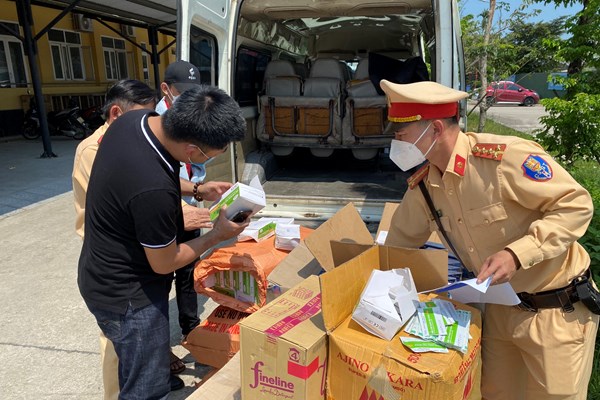 TT-Huế: Thu giữ 6.000 bộ kit test nhanh Covid-19 không rõ nguồn gốc - Anh 1