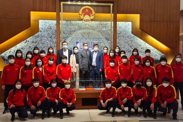 Chủ tịch Quốc hội mong đội tuyển nữ giữ vững bản lĩnh, tinh thần quyết thắng - Anh 5