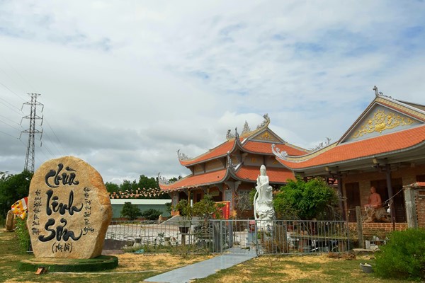 Về bán đảo Phương Mai ngắm Bảo vật quốc gia tượng Phật Lồi - Anh 2