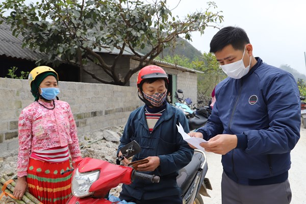 Đồng bào dân tộc thiểu số vùng cao biên giới phấn khởi tham gia tiêm vắc xin phòng dịch Covid-19 - Anh 1