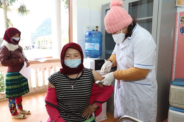 Đồng bào dân tộc thiểu số vùng cao biên giới phấn khởi tham gia tiêm vắc xin phòng dịch Covid-19 - Anh 3