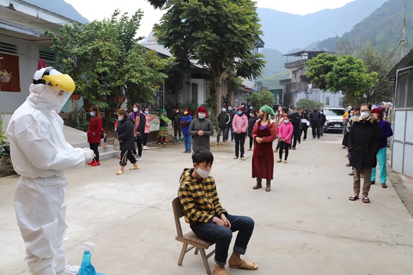 Đồng bào dân tộc thiểu số vùng cao biên giới phấn khởi tham gia tiêm vắc xin phòng dịch Covid-19 - Anh 4