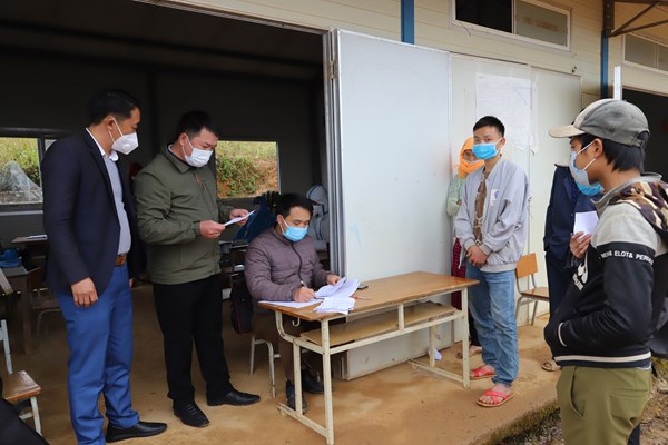 Đồng bào dân tộc thiểu số vùng cao biên giới phấn khởi tham gia tiêm vắc xin phòng dịch Covid-19 - Anh 5