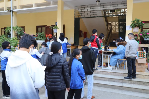 Đồng bào dân tộc thiểu số vùng cao biên giới phấn khởi tham gia tiêm vắc xin phòng dịch Covid-19 - Anh 7