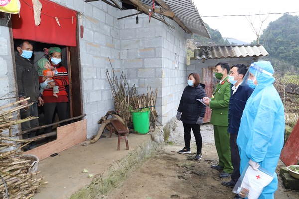 Đồng bào dân tộc thiểu số vùng cao biên giới phấn khởi tham gia tiêm vắc xin phòng dịch Covid-19 - Anh 9