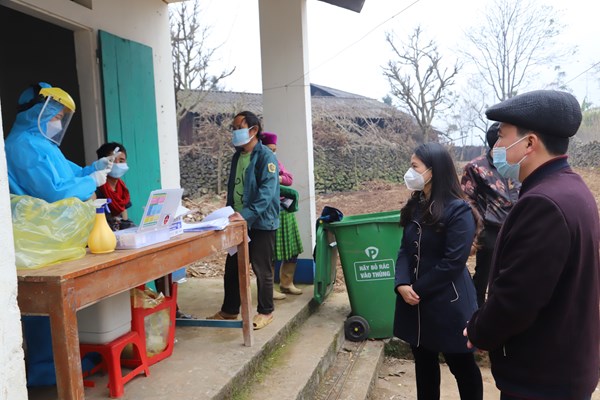 Đồng bào dân tộc thiểu số vùng cao biên giới phấn khởi tham gia tiêm vắc xin phòng dịch Covid-19 - Anh 11