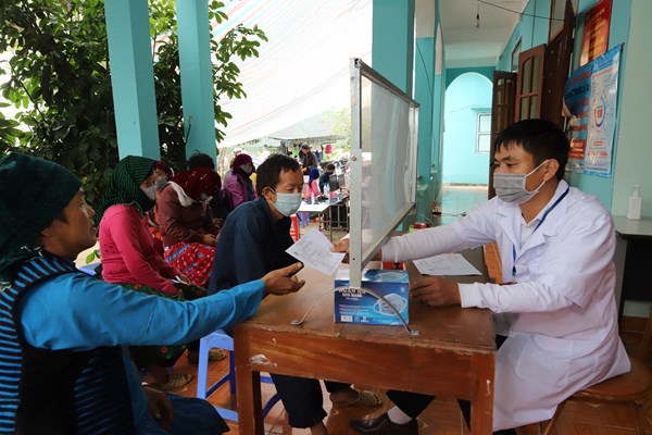 Đồng bào dân tộc thiểu số vùng cao biên giới phấn khởi tham gia tiêm vắc xin phòng dịch Covid-19 - Anh 13