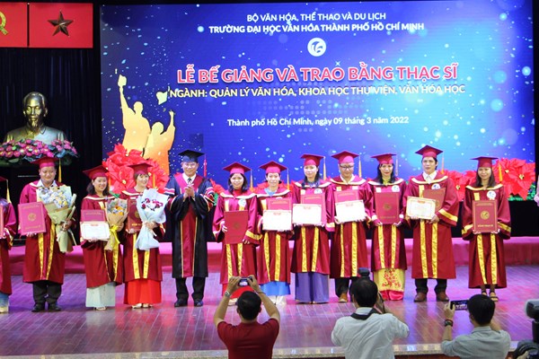 Trường ĐH Văn hóa TP.HCM trao bằng thạc sĩ chuyên ngành văn hóa và thư viện - Anh 2