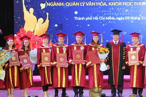 Trường ĐH Văn hóa TP.HCM trao bằng thạc sĩ chuyên ngành văn hóa và thư viện - Anh 1