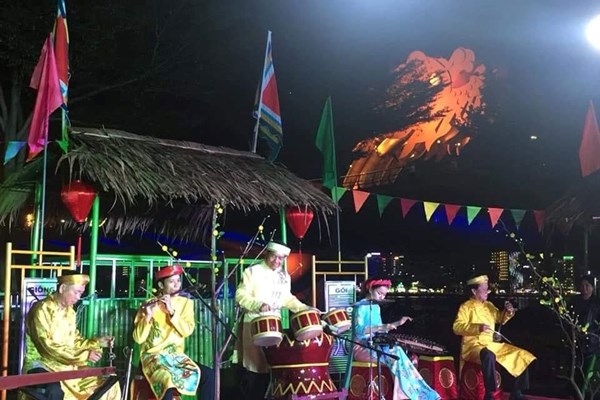 Vũ hội đường phố tháng 3: Sôi động, thu hút du khách đến với Đà Nẵng - Anh 1