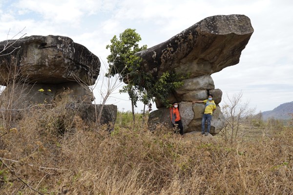 Kỳ lạ... hòn đá chồng - Anh 1