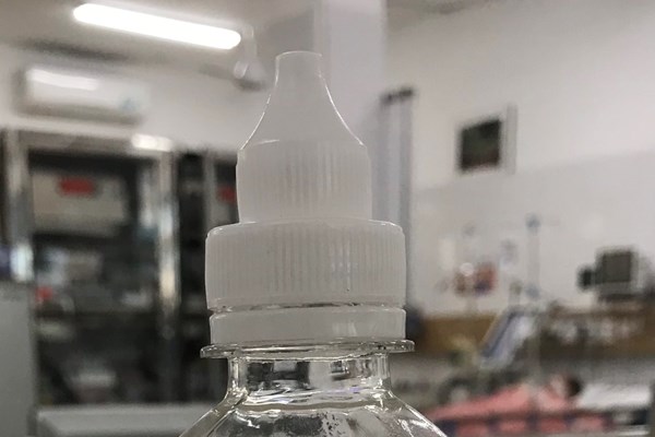 Nhầm lẫn cồn sát trùng và cồn công nghiệp mua ở hiệu thuốc - Anh 1