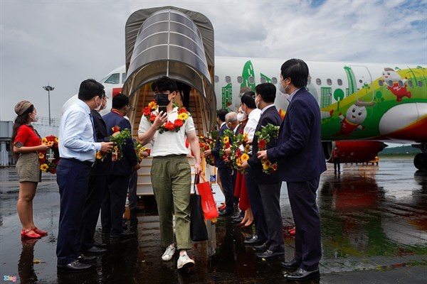 Khẩn trương sửa đổi quy định nhập cảnh đối với khách du lịch - Anh 1