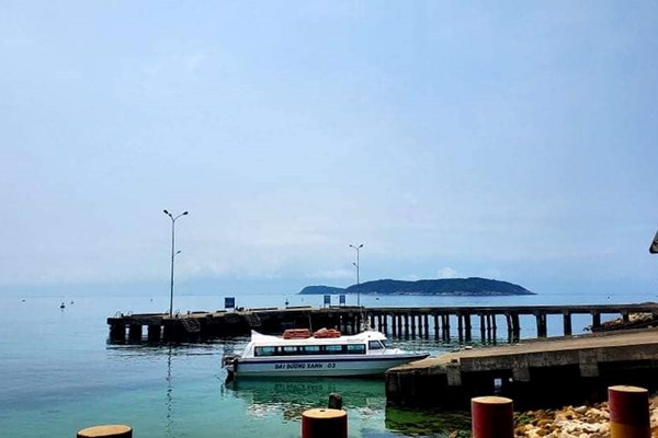 Ca nô bất ngờ bị cấm xuất bến, người dân và du khách mắc kẹt ở đảo Cù Lao Chàm - Anh 1
