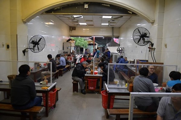 Hà Nội: Hàng quán được mở cửa sau 21h - Anh 1