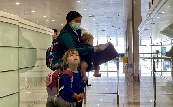 Người nhập cảnh không phải cách ly, trẻ dưới 2 tuổi nhập cảnh không phải xét nghiệm - Anh 1