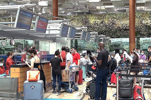 Những du khách quốc tế đầu tiên đến Việt Nam bằng hàng không Vietnam Airlines - Anh 1