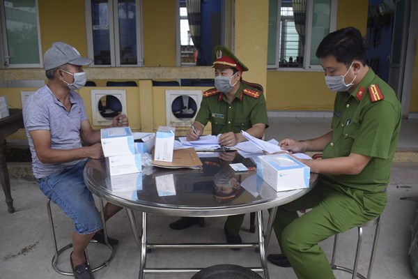TT-Huế: Bắt giữ xe tải chở 50.000 kit test Covid-19 không rõ nguồn gốc - Anh 2