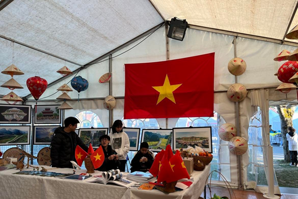 Đêm văn hóa Việt ở làng quê Pháp - Anh 15