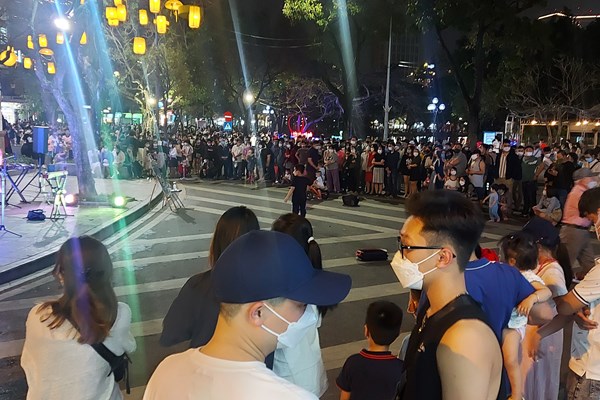 Phố đêm Hà Nội đã “hồi sinh” - Anh 1