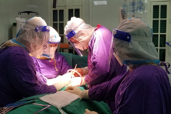 Bình thường hóa điều trị, phẫu thuật cho bệnh nhân nhiễm Covid-19 - Anh 1