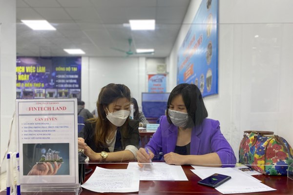 Sôi động phiên giao dịch việc làm - Anh 1