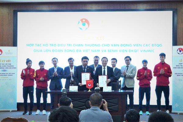 Lễ ký kết hợp tác hỗ trợ điều trị chấn thương cho vận động viên Đội tuyển quốc gia giữa VFF cà VINMEC - Anh 1