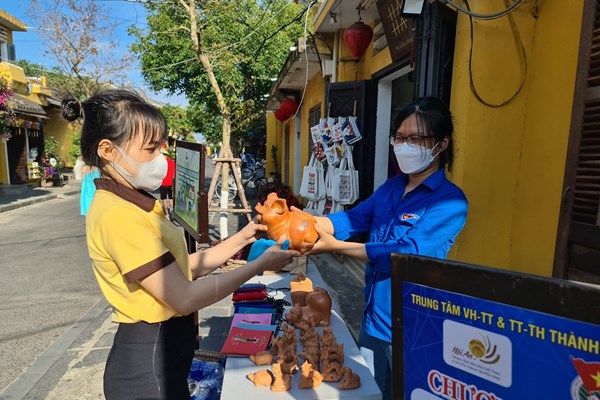 Hội An: Đổi rác thải nhựa lấy đồ mỹ nghệ - Anh 2