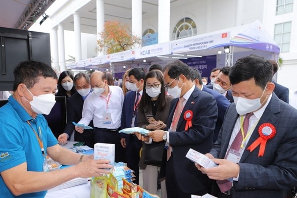 Triển lãm trưng bày sản phẩm tiêu biểu Việt Nam – Hàn Quốc - Anh 2