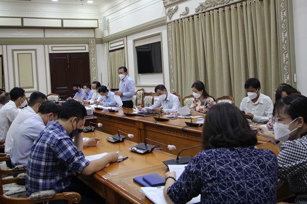 Hoạt động quảng cáo ngoài trời ở TP.HCM: Diễn ra sôi động, vi phạm thì... báo động - Anh 1