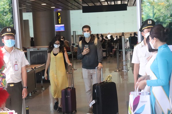 Đà Nẵng đón hai chuyến bay quốc tế đầu tiên trở lại - Anh 1